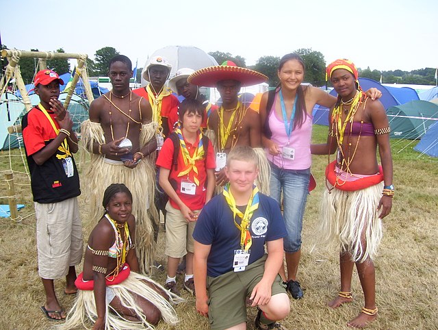 Amigos Scouts de alrededor del mundo en el 21° Jamboree Mundial