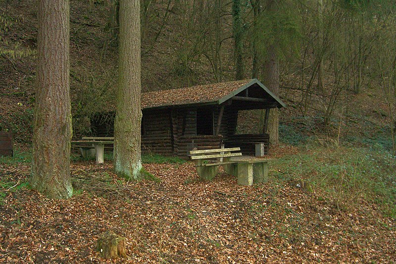 File:Zwei-Tannen-Hütte (Fachbach).jpg