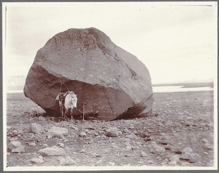 File:"Bloc," Hvítárvatn. One of the 'orts' of Langjökull. (4558232953).jpg