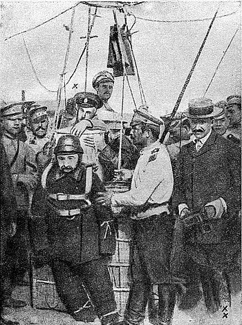 Испытание парашюта 6 июня 1912 года. Перед подъемом у корзины аэростата. Летчик Горшков (х) и В. Ломач (хх). Снимок автора.