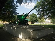 Пам'ятний знак воїнам – визволителям артилерійська пушка 2 світової війни.jpg