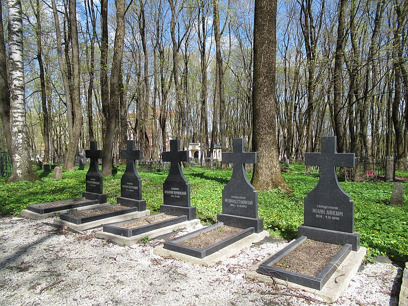 File:Польское кладбище. Могилы священников.jpg