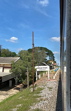 สถานีรถไฟเนินมะกอก ในเส้นทางรถไฟสายเหนือ เป็นสถานีรถไฟประจำอำเภอพยุหะคีรี