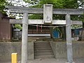 猪方に鎮座する菅原白幡神社。正面が石鳥居で奥が本殿。