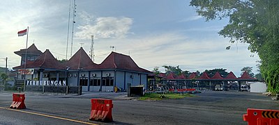 Pintu keluar & kantor terminal