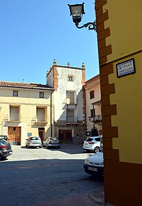 Vista frontal del torreón de Los Picos de Torrebaja (Valencia), desde la calle Arboleda.