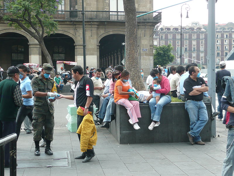 Bestand:2009 Mexican military giving out swine flu masks.jpg