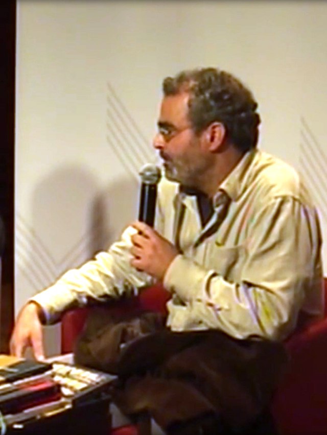 Description de l'image 2016, Fórum internacional 20 anos RBE - Biblioteca à noite, Alberto Manguel y Gonçalo M Tavares (cropped).jpg.