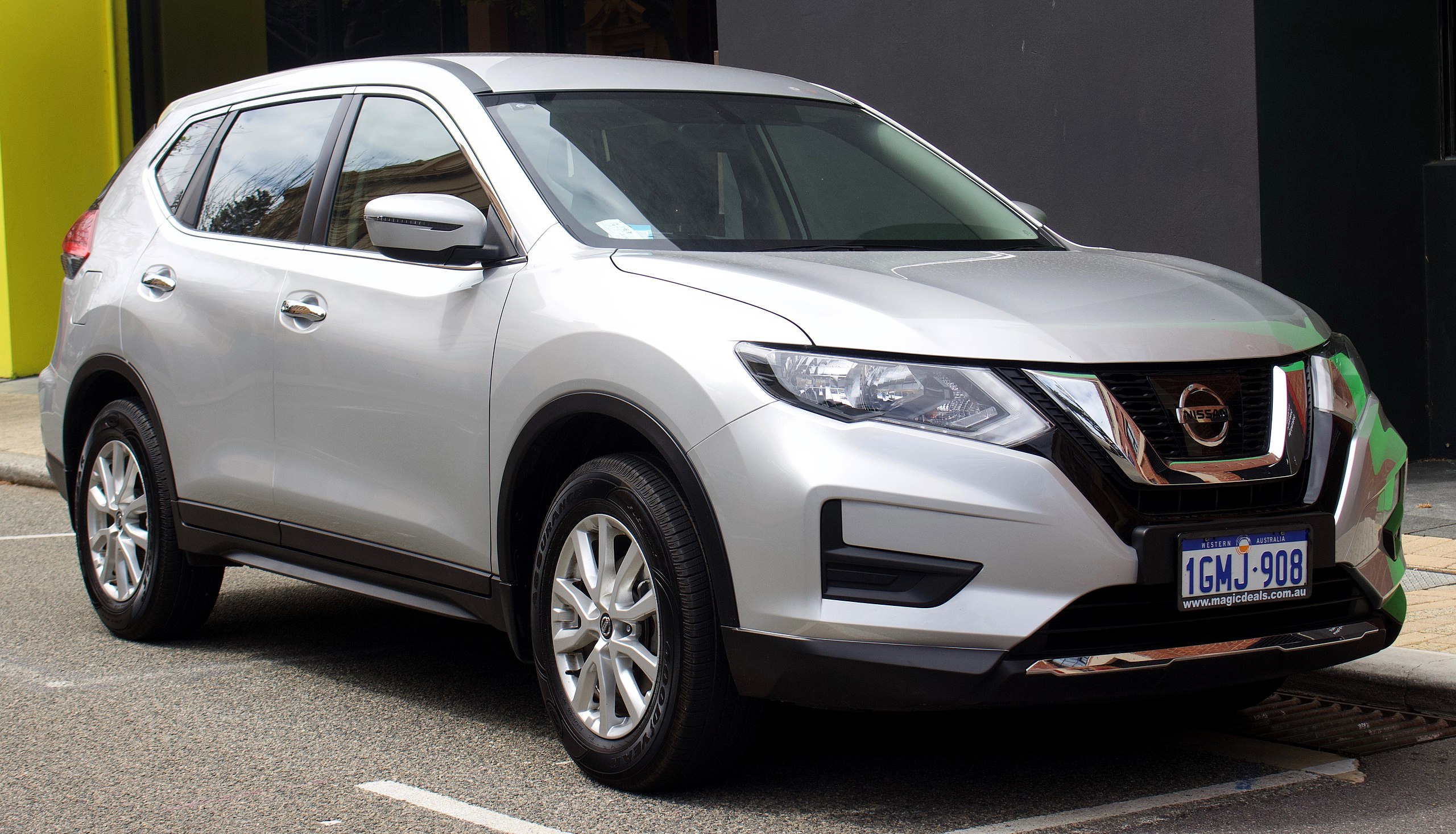 Datei:2018 Nissan X-Trail (T32) ST wagon (2018-10-01) 01.jpg