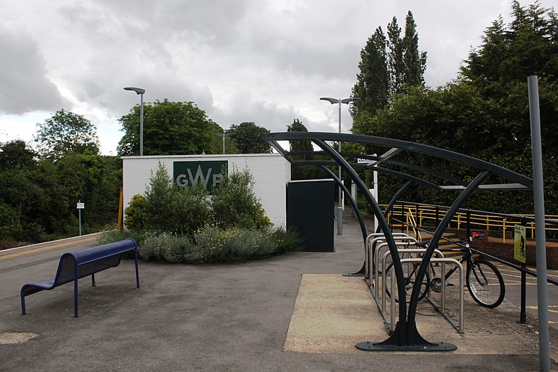 File:2019 at Shiplake station - hut and cycle rack.JPG