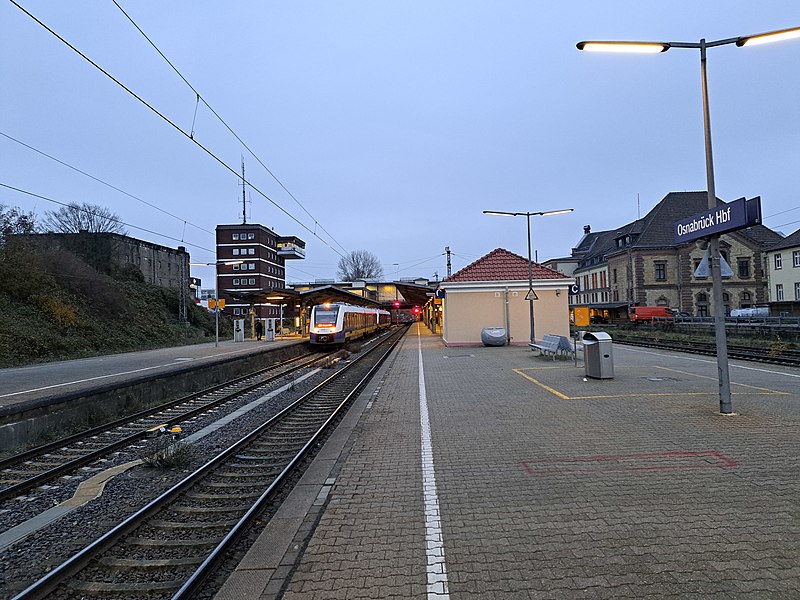 File:20221127 162703 Untere Ebene Hbf Osnabrück.jpg