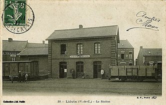 La première gare de Liévin située sur l'actuel square Waldo Patzer en accotement de la grand-rue.