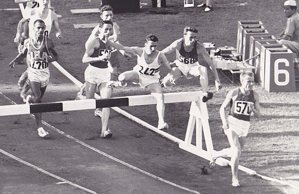 3000 m steeplechase final. Sokolov (#570, URS) is in the lead, chased by Roelants (#242, BEL), Rzhishchin (#568, URS) and Konov (URS). Jones (#420, US