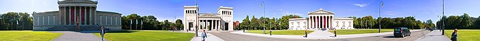 Panorámica de 360º de la Koenigsplatz (Munich). Es un amplio espacio rodeado por edificios de arquitectura neoclásica (entre los que está el de la Gliptoteca, primero por la derecha). Su impresionante entorno fue utilizado como escenario de acontecimientos políticos por los reyes de Baviera y posteriormente por el nazismo. Los desfiles atravesaban el eje longitudinal pasando por debajo de los Propíleos (edificio del centro).