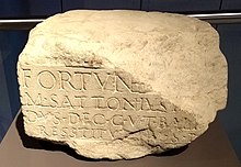 Inschrift aus dem Thermenkomplex von Coriovallum, die von der Renovierung der Anlage durch Marcus Sattonius Iucundus, Decurio der Colonia Ulpia Traiana, berichtet[7] (Kopie des Steins im LVR-RömerMuseum Xanten)