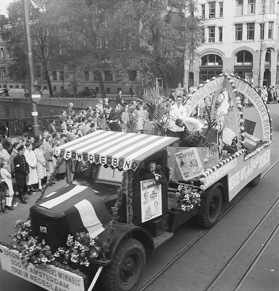 File:Aankomst Koningin Amstelstation, Bestanddeelnr 934-6931.jpg