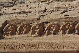 Relievi me babinë sipër statujave të Ramsesit.