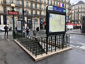 L'escalier fixe de l'accès no 1, « Place d'Estienne-d'Orves ».