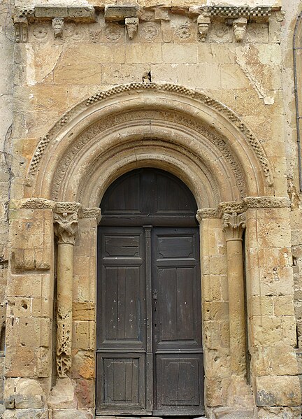 File:Aignan - Eglise Saint-Saturnin - Portail -1.JPG