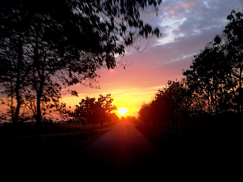 File:Amanecer en carretera Ciudad Bolivia - Lechozote..JPG