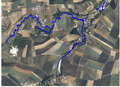 Amblie et ses cours d'eau (vue satellite) : sur la gauche en bas, le point blanc est la carrière d'Amblie Orival ; la Seulles à gauche et la Thue un peu plus à droite.