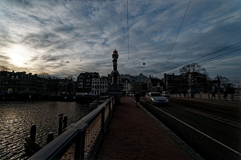 File:Amsterdam - Blauwbrug 1883 by B. de Greef en W. Springer - View WSW.jpg