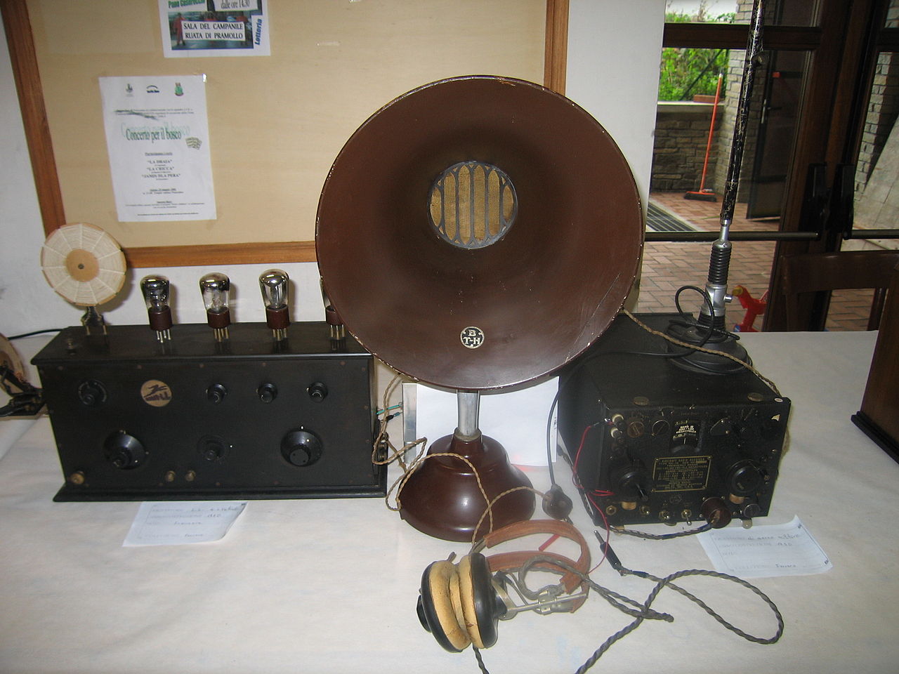 File:Antique radios 19.JPG - Wikipedia