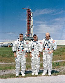 Phi hành đoàn của tàu với Apollo 10 ở phía sau ; từ trái sang phải, Cernan, Young, Stafford.