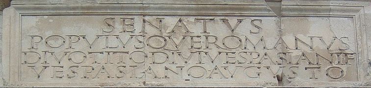 Užrašas ant Tito triumfo arkos Romoje