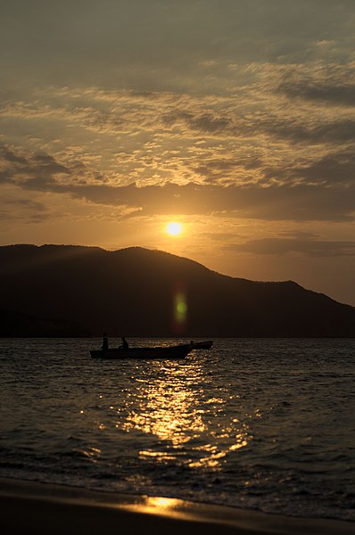 File:Atardecer en Bahía Concha 2.jpg