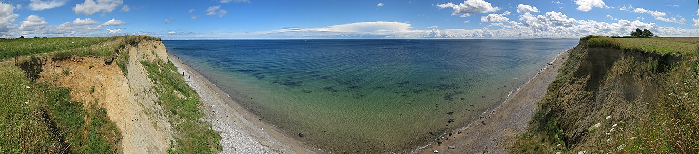 Blick vom Geotop Kliff Schönhagen südlich von Schönhagen über die Kieler Bucht. Am Horizont links die dänische Insel Ærø