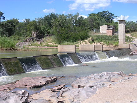 Stream gauge B62, a combination weir at Doddieburn, on the Mzingwane River, Zimbabwe