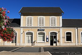Le bâtiment voyageurs de la gare de Bretenoux - Biars, côté parvis.