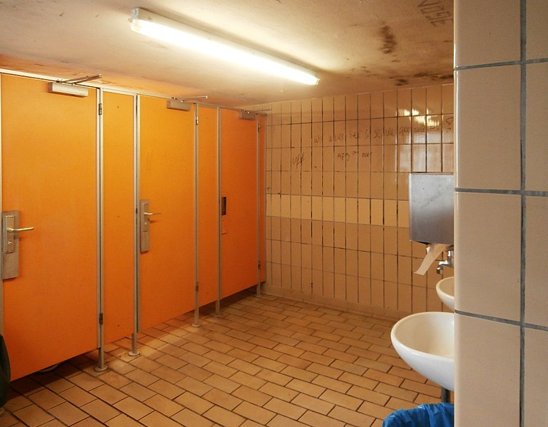 File:Bahnhof Eberbach Toilette♀.jpg