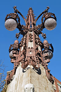 Réverbère (1909) conçu par l'architecte Pere Falqués i Urpí, sur l'avenue Gaudi à Barcelone