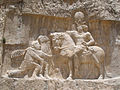 Tiara dentata. Rex Sapor I de imperatore Valeriano supplici triumphans. Caelamen in Naqsh-e Rustam repertum.