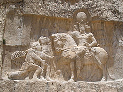 תחריט קיר בנקש-י רוסתם, בו מתוארת כניעתו של אסיר המלחמה ולריאנוס למלך שבור הראשון