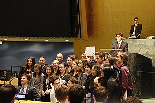 Język angielski: Zespół Beacon's Model UN przyjmuje nagrodę dla najlepszej delegacji podczas GCIMUN 2016 w sali Zgromadzenia Ogólnego w siedzibie ONZ w Nowym Jorku.