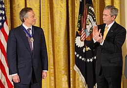 Cựu Thủ tướng Anh Tony Blair nhận huân chương từ Tổng thống George W. Bush năm 2009.