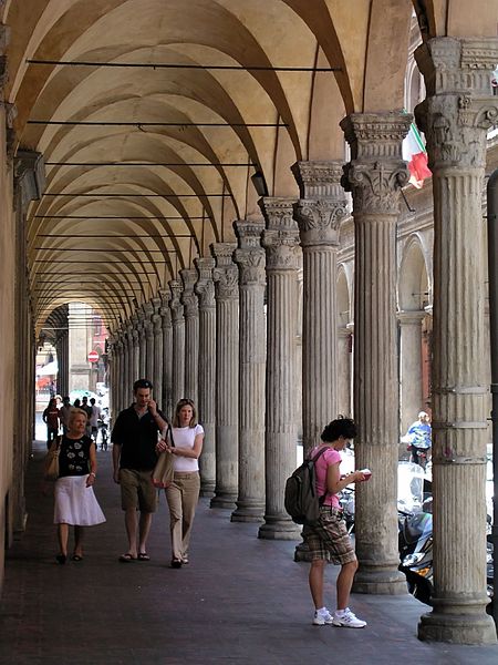 File:Bologna Via Zamboni (portico).jpg