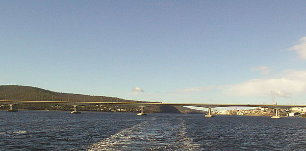Bowen Bridge vom Fluss aus (Blick nach Süden)