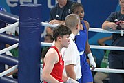 Deutsch: Boxen bei den Olympischen Jugendspielen 2018 Tag 12, 18. Oktober 2018 - Finale Leichtgewicht Mädchen – Junioren-Weltmeisterin und dreifache Juniorinnen-Europameisterin Caroline Sara DuBois (Großbritannien, blau) schlägt Juniorinnen-Asienmeisterin Porntip Buapa (Thailand, rot). English: Boxing at the 2018 Summer Youth Olympics on 18 October 2018 – Girls' lightweight Gold Medal Bout – Caroline Sara DuBois (Grat Britain, blue) wins over Porntip Buapa (Thailand, red). Español: Boxeo en los Juegos Olímpicos Juveniles de Verano de 2018 en 18 de octubre de 2018 - Combate de medalla de oro de peso ligero para niñas - Caroline Sara DuBois (Gran Bretaña, azul ) gana sobre Porntip Buapa (Tailandia, rojo).