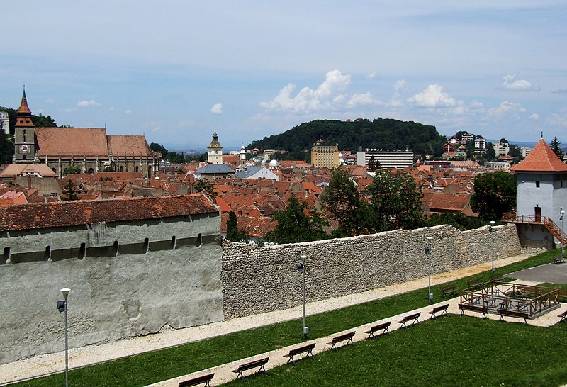 File:Braşov (Kronstadt, Brassó) - old city and city wall.JPG