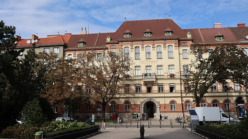 File:Brigittaplatz, Amtshaus für den 20. Bezirk 2.jpg