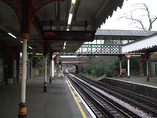 Buckhurst Hill stn north