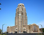 13. KW Das Empfangsgebäude auf der Westseite des New York Central Terminal in Buffalo, New York. Der Trennungsbahnhof war von 1929 bis 1979 in Betrieb und diente der New York Central Railroad als Zentralbahnhof. 1984 wurde das Gebäude in das National Register of Historic Places aufgenommen.