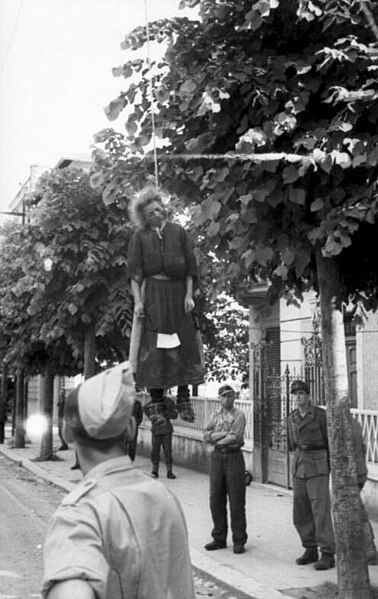 File:Bundesarchiv Bild 101I-476-2051-39A, Italien, Rom, erhängte Frau, deutsche Soldaten.jpg