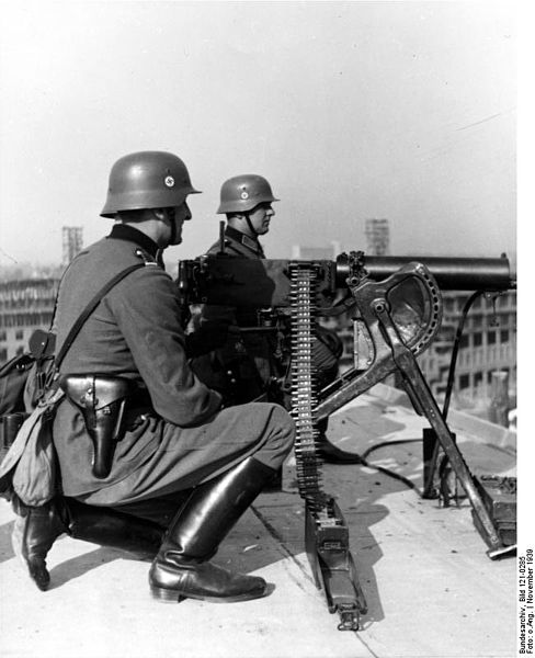 File:Bundesarchiv Bild 121-0285, Warschau, schweres MG 08-15 auf Dach.jpg