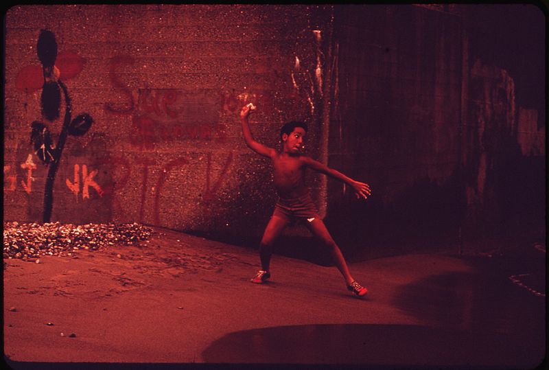 File:CHILD ABOUT TO SKIP A STONE IN LAKE MICHIGAN. HOWARD STREET BEACH - NARA - 551926.jpg