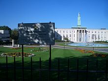 Council of Waltham Forest mit Schild über Schwestergemeinden